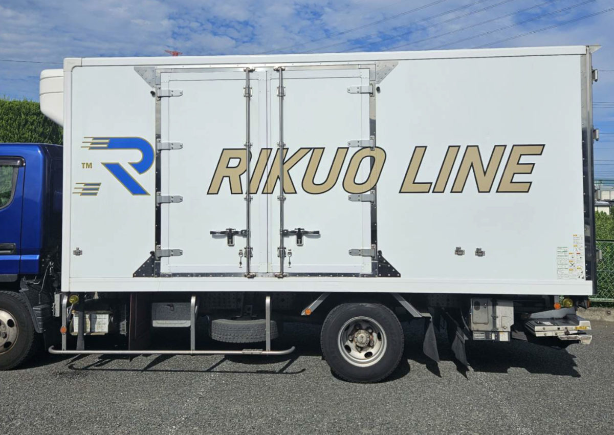 トラックの車輌マーキング施工例